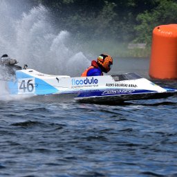 Artur Pawlak - Łódź motorowa z numerem 46 ścigająca się na wodzie, w tle pomarańczowa boja i zieleń drzew.