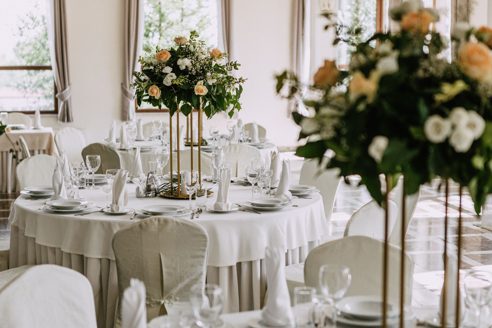 Dekoracje weselne na sali w Restauracji Dębowej