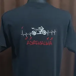 Czarna koszulka z wyhaftowanym motywem motocykla, pulsu i napisem 'Adrenalina' w kolorze czerwonym.