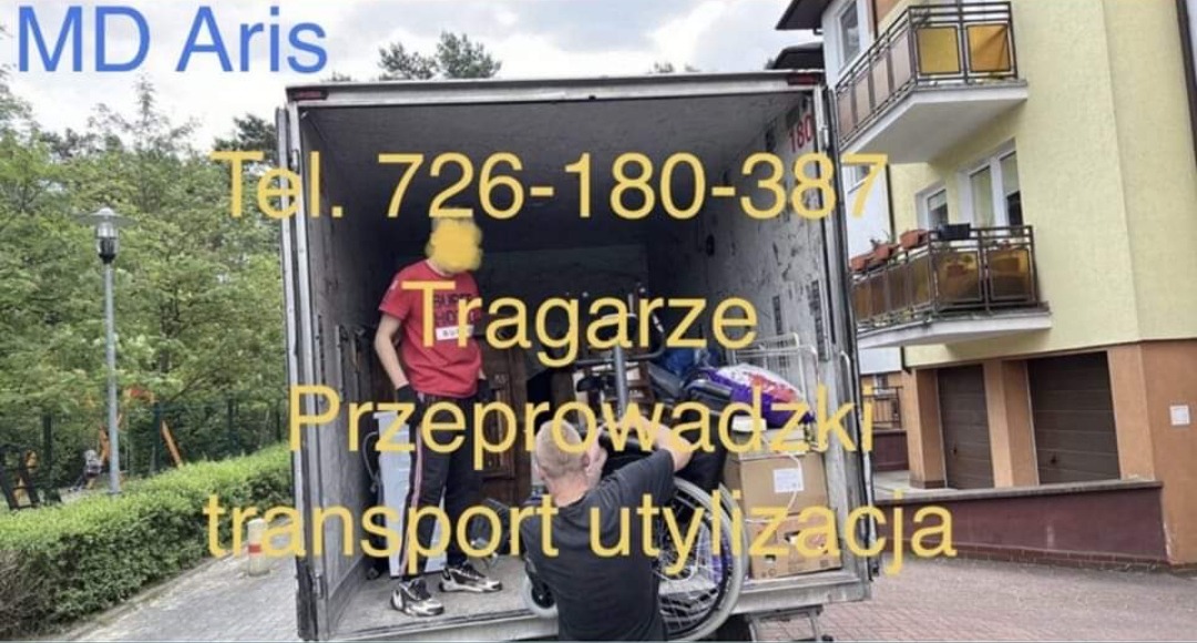 Załadunek w trakcie przeprowadzki: Dwóch mężczyzn umieszcza w busie wózek inwalidzki i kartony, widoczny budynek mieszkalny w tle. Na zdjęciu naniesione napisy reklamowe firmy.