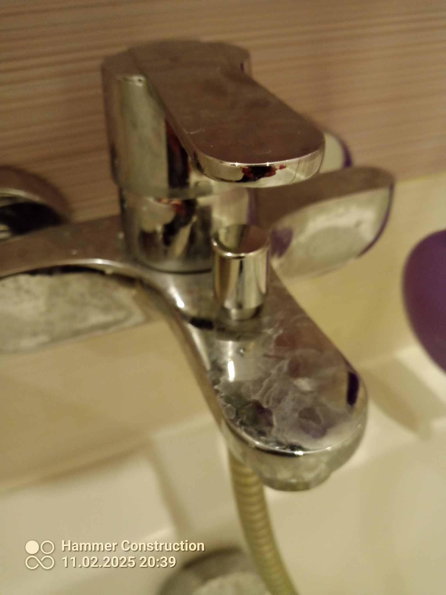 Bateria wannowa z widocznymi śladami osadu kamiennego w łazience w Krakowie, wymagająca czyszczenia lub wymiany.