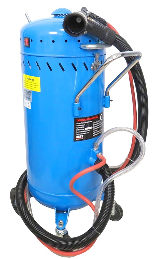 Niebieska piaskarka warsztatowa z wężami i dyszą szczotkową, widoczna tabliczka znamionowa producenta BASS Polska.