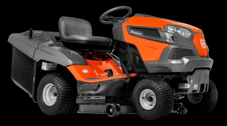 Pomarańczowo-szary traktorek do koszenia trawy marki Husqvarna, z czarnym tłem, prezentowany w studiu.