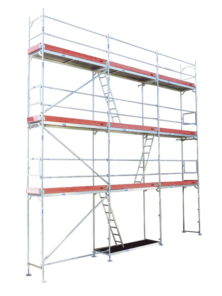 Trzypoziomowe, metalowe rusztowanie budowlane z drabinkami, widok z przodu na białym tle.