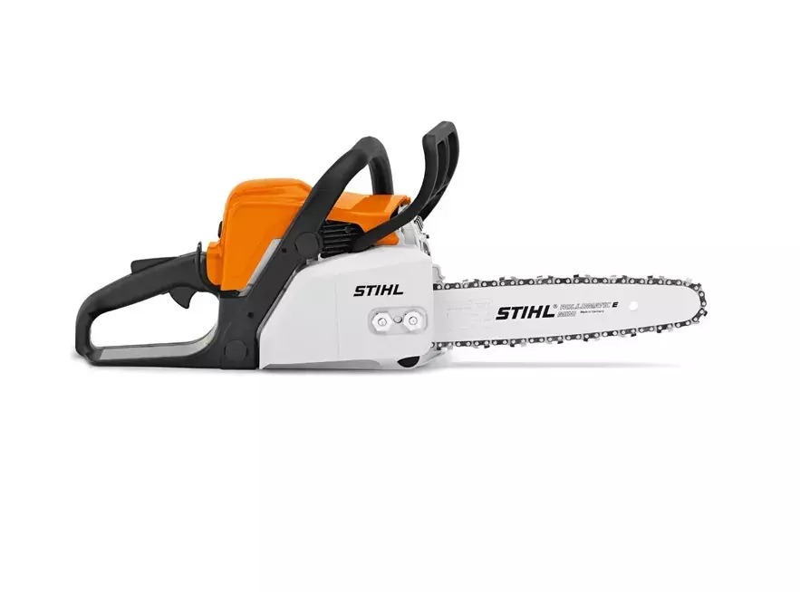 Nowa, nieużywana pilarka spalinowa Stihl z białym korpusem i pomarańczowym silnikiem, leżąca na białym tle.