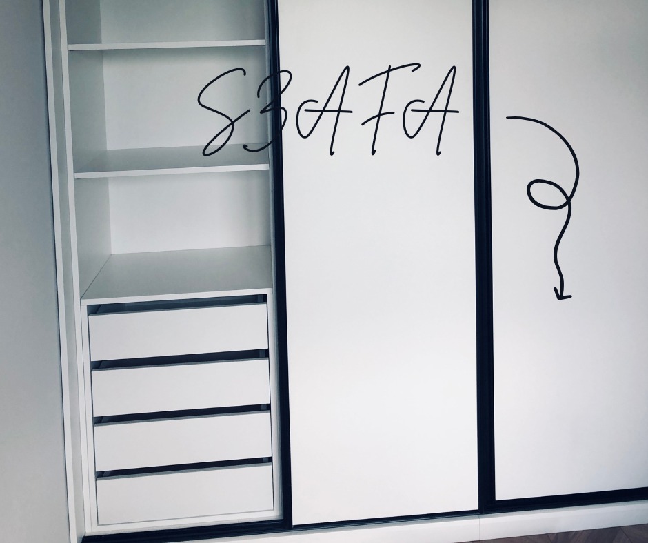 Biała szafa przesuwna z czarnymi obramowaniami, z otwartą częścią z półkami i szufladami, z napisem 'S3AFA' i strzałką na drzwiach.