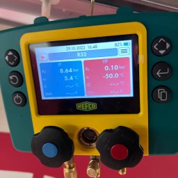 Smart Free Wind - Miernik ciśnienia i temperatury czynnika R32 marki REFCO, wskazujący wartości LP 8.64 bar i 5.4°C oraz HP 0.10 bar i -50.0°C, z datą 29.10.2022 16:48, używany podczas serwisu klimatyzacji.