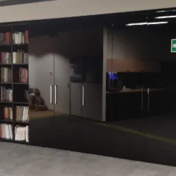 Nowoczesna, czarna zabudowa z regałem na książki, szklanymi drzwiami przesuwnymi z uchwytami i elementami biurowymi widocznymi w tle.