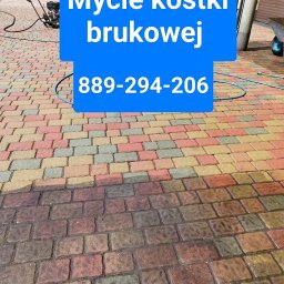 Usługi Sprzątające MKG - Częściowo umyta, kolorowa kostka brukowa, z widocznym sprzętem do czyszczenia w tle. Woda spływa po kostce, ukazując różnicę w czystości.