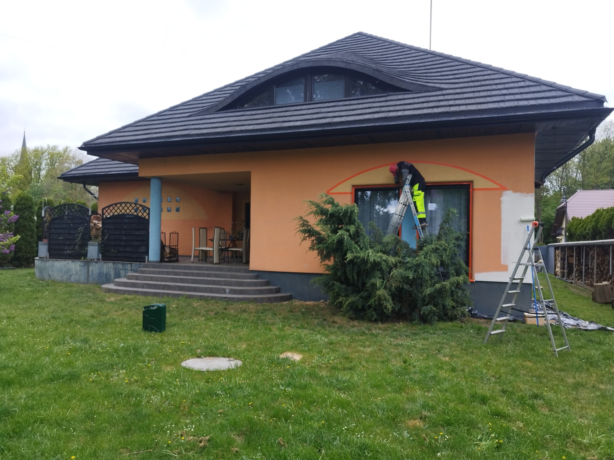 Mycie, naprawa starych uszkodzeń elewacji oraz malowanie