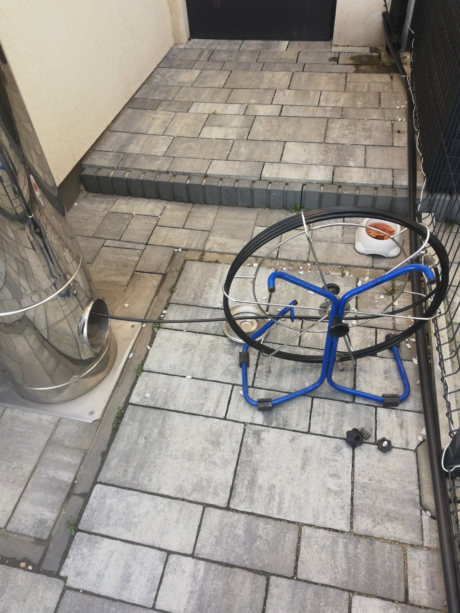 Czyszczenie komina od dołu przez drzwiczki rewizyjne