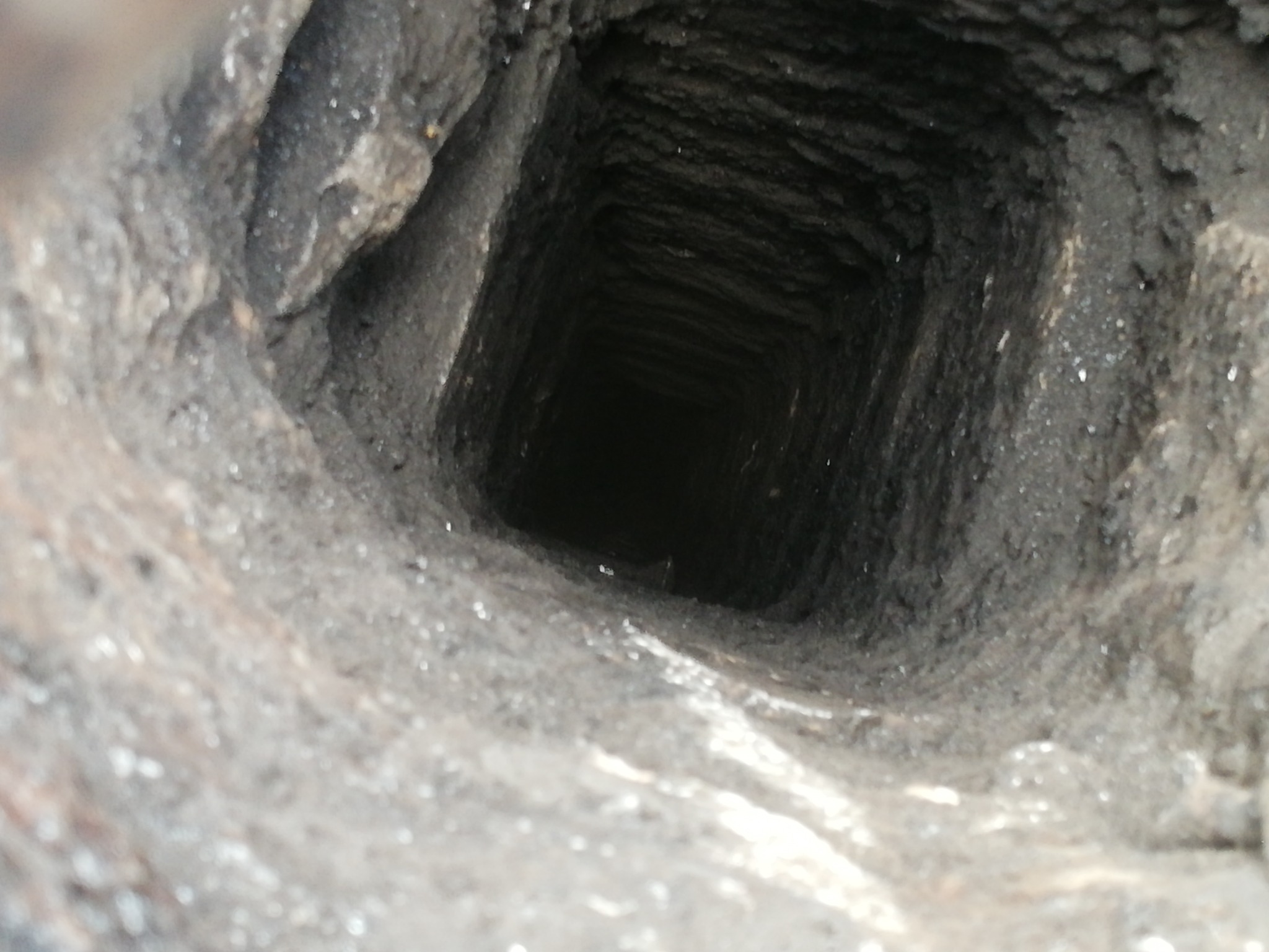 Komin po czyszczeniu mechanicznym żywicznej smolistej szklistej sadzy