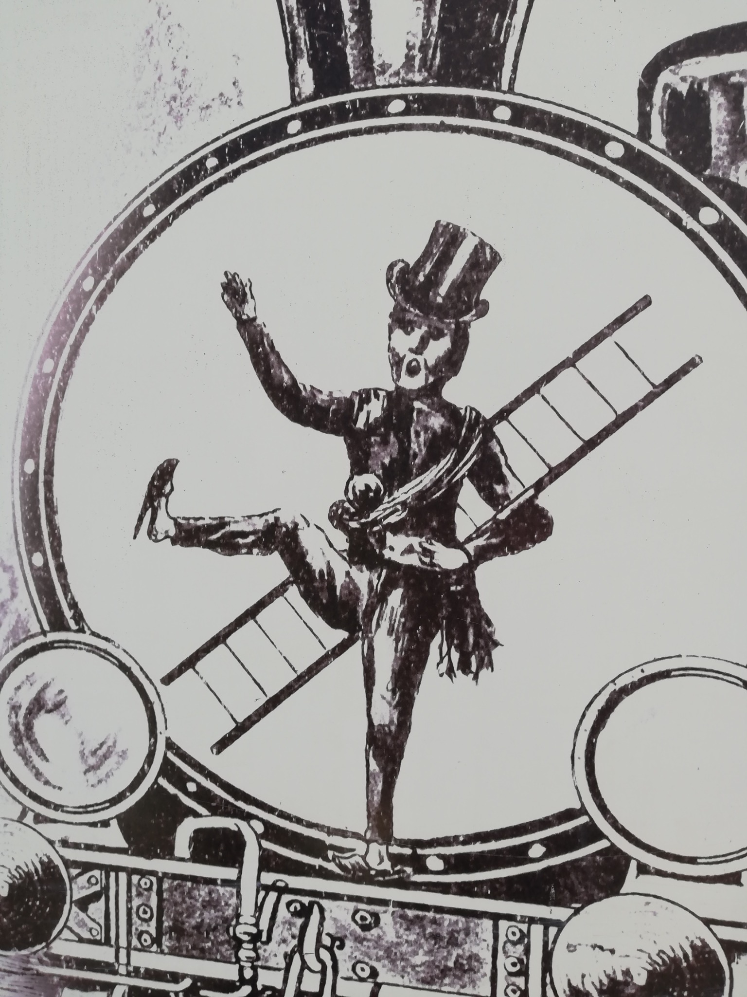 Grafika przedstawia stylizowaną postać kominiarza w cylindrze, z drabiną, umieszczoną w okręgu przypominającym tarczę zegara lub element maszyny parowej. Postać unosi rękę w geście powitania, a...