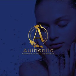 SOLO STUDIO Studio Graficzne Marcin Mikołajczyk - Złote logo 'A' z ornamentami na tle portretu kobiety z zamkniętymi oczami i kroplami wody, promujące kosmetyki lecznicze i pielęgnacyjne 'Authentic'.