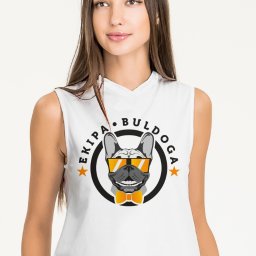SOLO STUDIO Studio Graficzne Marcin Mikołajczyk - Kobieta w białej koszulce bez rękawów z nadrukiem buldoga w okularach i muszce, otoczonego napisem 'Ekipa Buldoga' i gwiazdami.