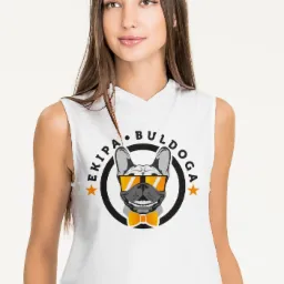 Kobieta w białej koszulce bez rękawów z nadrukiem buldoga w okularach i muszce, otoczonego napisem 'Ekipa Buldoga' i gwiazdami.