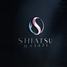 Eleganckie logo Shiatsu Masaże z stylizowaną literą S w okręgu na ciemnym tle, z efektem trójwymiarowości i subtelnym oświetleniem.