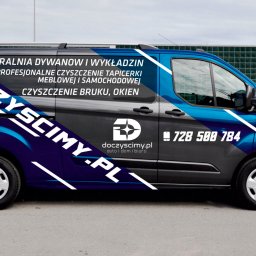 SOLO STUDIO Studio Graficzne Marcin Mikołajczyk - Samochód dostawczy z oklejeniem reklamowym firmy czyszczącej dywany, tapicerkę meblową i samochodową, oraz bruk i okna. Na karoserii widnieje nazwa firmy, adres strony internetowej, numer telefonu...