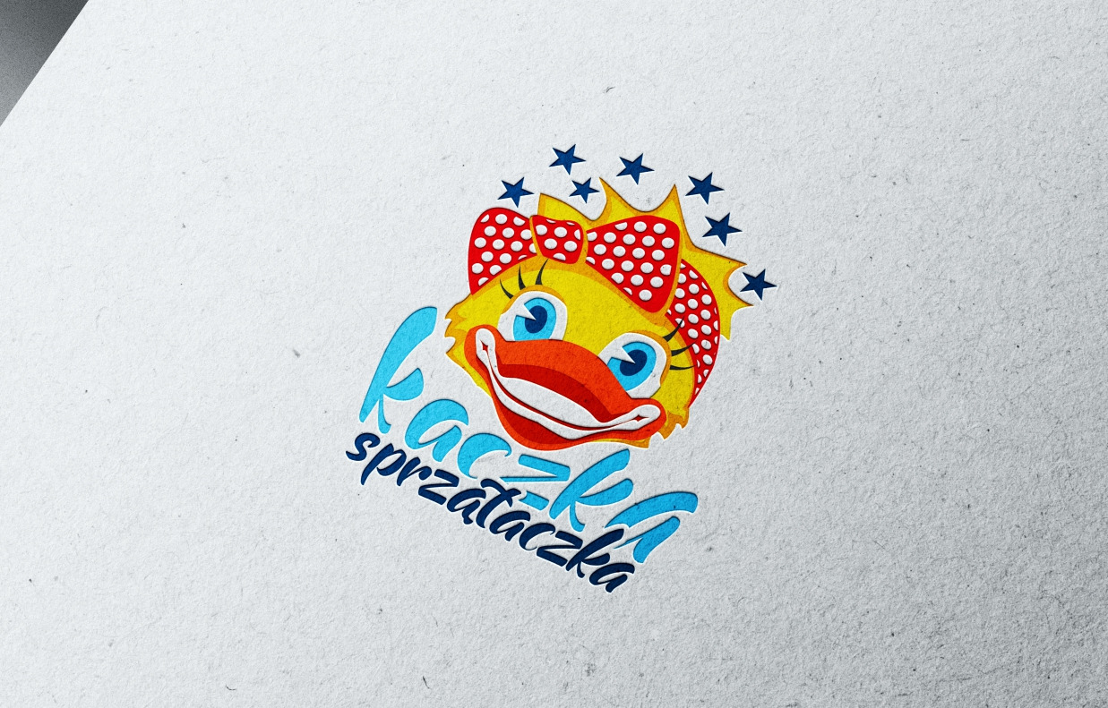 Grafika z wizerunkiem uśmiechniętej kaczki w kokardzie i koronie z gwiazdek, z napisem 'Kaczka sprzątaczka' wykonana w niebieskiej kolorystyce.