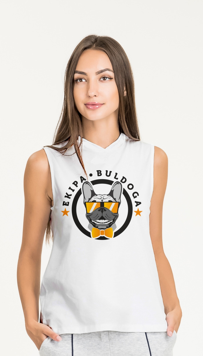 Kobieta w białej koszulce bez rękawów z nadrukiem buldoga w okularach i muszce, otoczonego napisem 'Ekipa Buldoga' i gwiazdami.