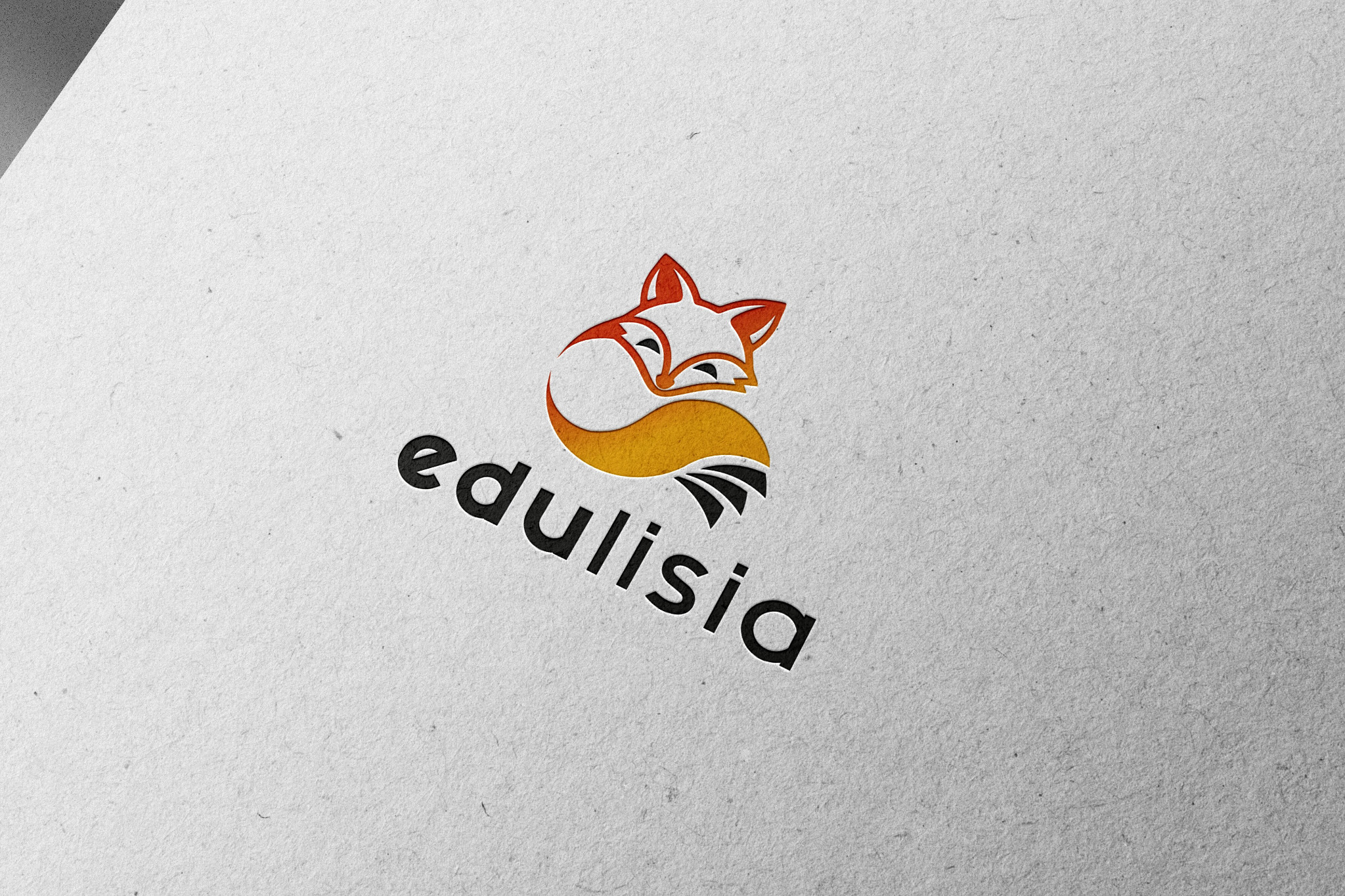 Logo firmy 'edulisia' przedstawiające pomarańczowo-czerwonego lisa zwiniętego w kłębek z czarnymi elementami na białym teksturowanym tle.