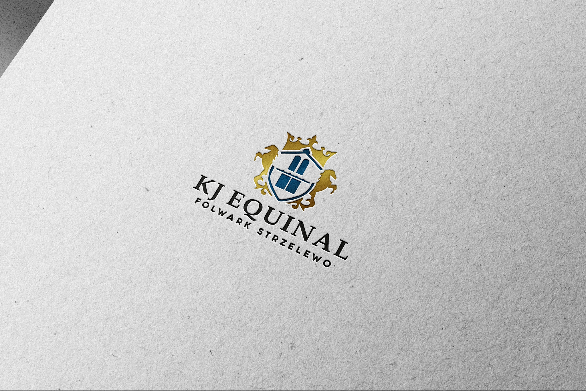 Elegancki, złoto-niebieski logotyp z motywem domu w herbie, nazwa firmy 'KJ EQUINAL FOLWARK STRZELEWO' na teksturowanym papierze.