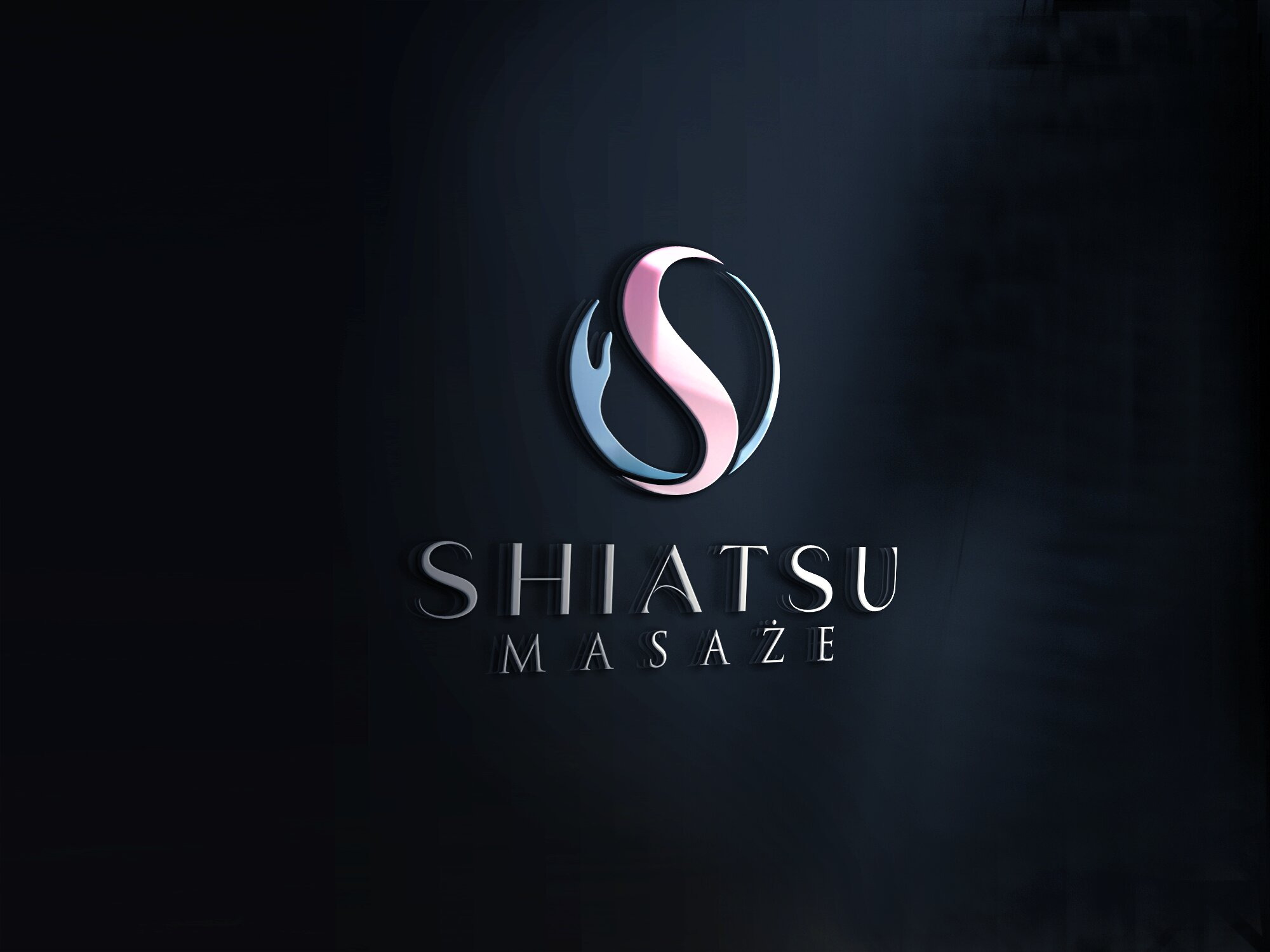 Eleganckie logo Shiatsu Masaże z stylizowaną literą S w okręgu na ciemnym tle, z efektem trójwymiarowości i subtelnym oświetleniem.