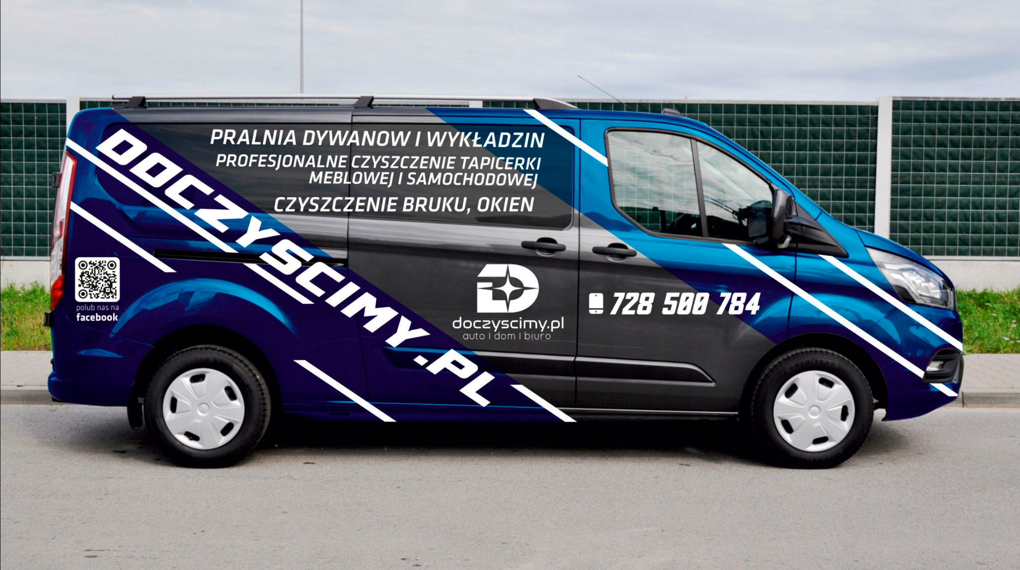 Samochód dostawczy z oklejeniem reklamowym firmy czyszczącej dywany, tapicerkę meblową i samochodową, oraz bruk i okna. Na karoserii widnieje nazwa firmy, adres strony internetowej, numer telefonu...