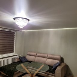 HTS Home&Apartment PARTNER - Sufit napinany z użyciem oświetlenia LED oraz z użyciem żyrandola.