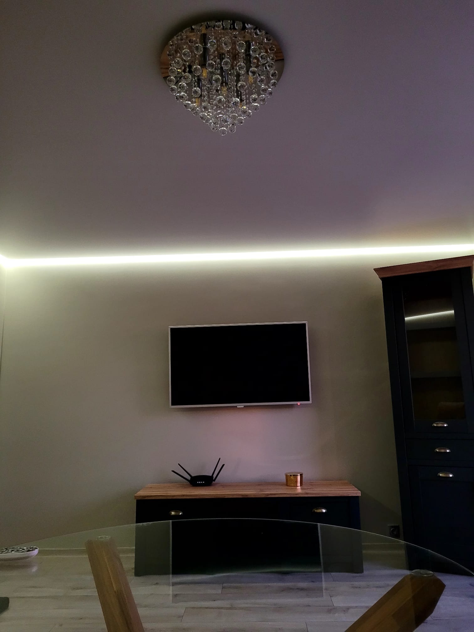 Wykonanie sufitu napinanego 'pływającego' z wykorzystaniem oświetlenia LED po obwodzie.