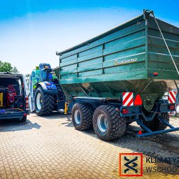 Klimatyzacja Wschód Mobilny Serwis Klimatyzacji - Serwis klimatyzacji mobilnej przy ciągniku rolniczym z przyczepą. Widoczny bus serwisowy z otwartymi drzwiami i sprzętem do naprawy klimatyzacji.