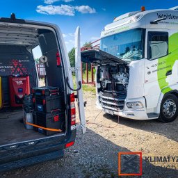 Klimatyzacja Wschód Mobilny Serwis Klimatyzacji - Mobilny serwis: otwarty van z narzędziami TEXA obok ciężarówki z podniesioną maską, sugerujący naprawę klimatyzacji na miejscu u klienta.