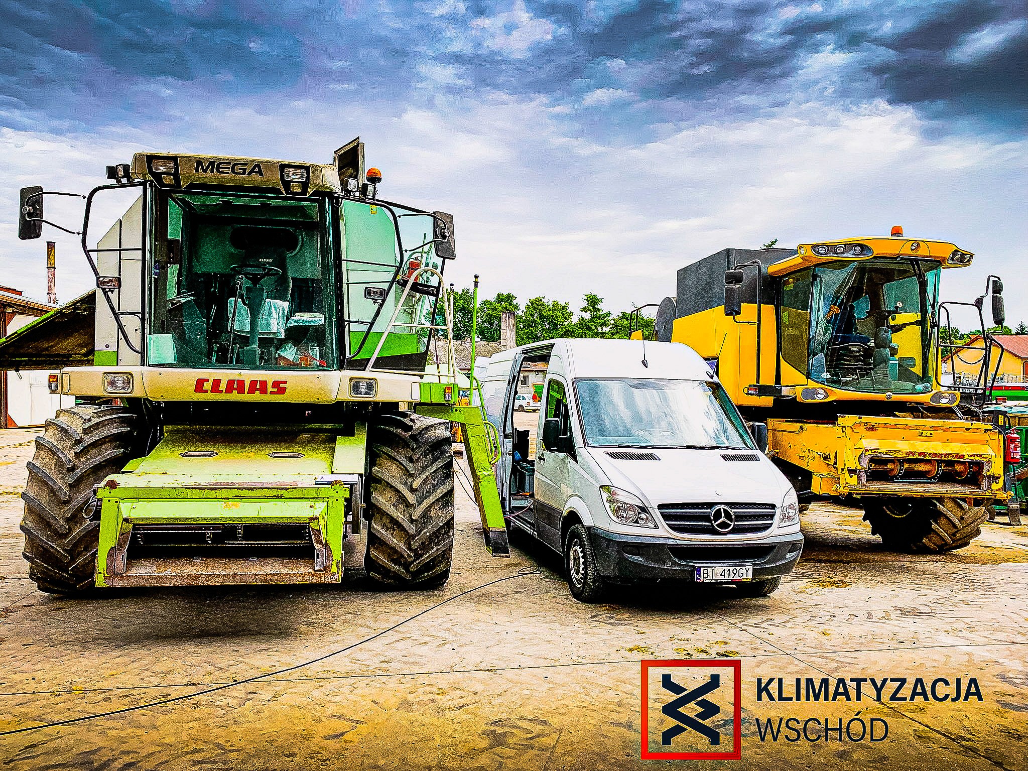 Dwa kombajny (zielony Claas Mega i żółty) oraz biały bus Mercedes Sprinter z otwartymi drzwiami na placu. Logo firmy w prawym dolnym rogu.