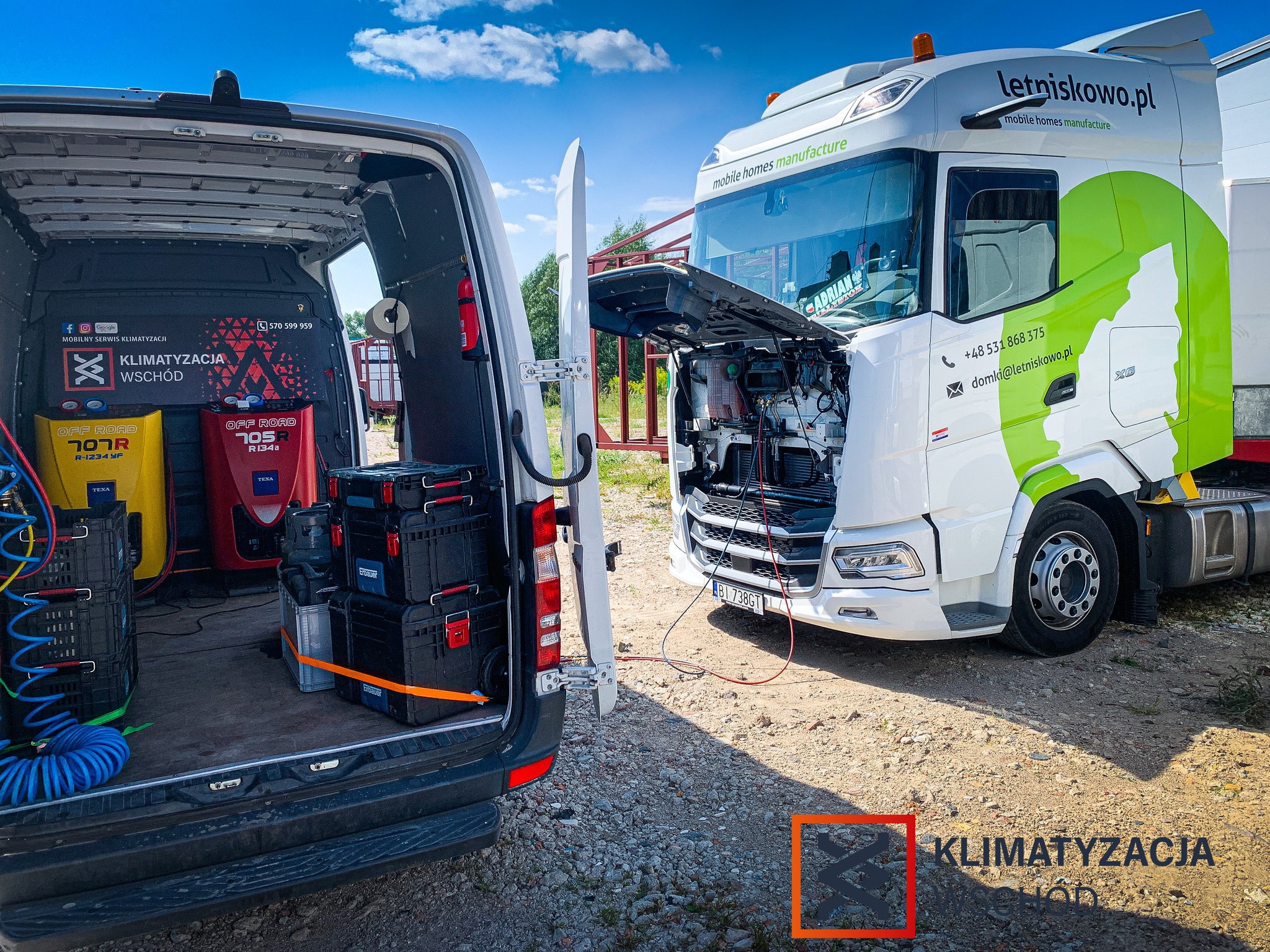 Mobilny serwis: otwarty van z narzędziami TEXA obok ciężarówki z podniesioną maską, sugerujący naprawę klimatyzacji na miejscu u klienta.