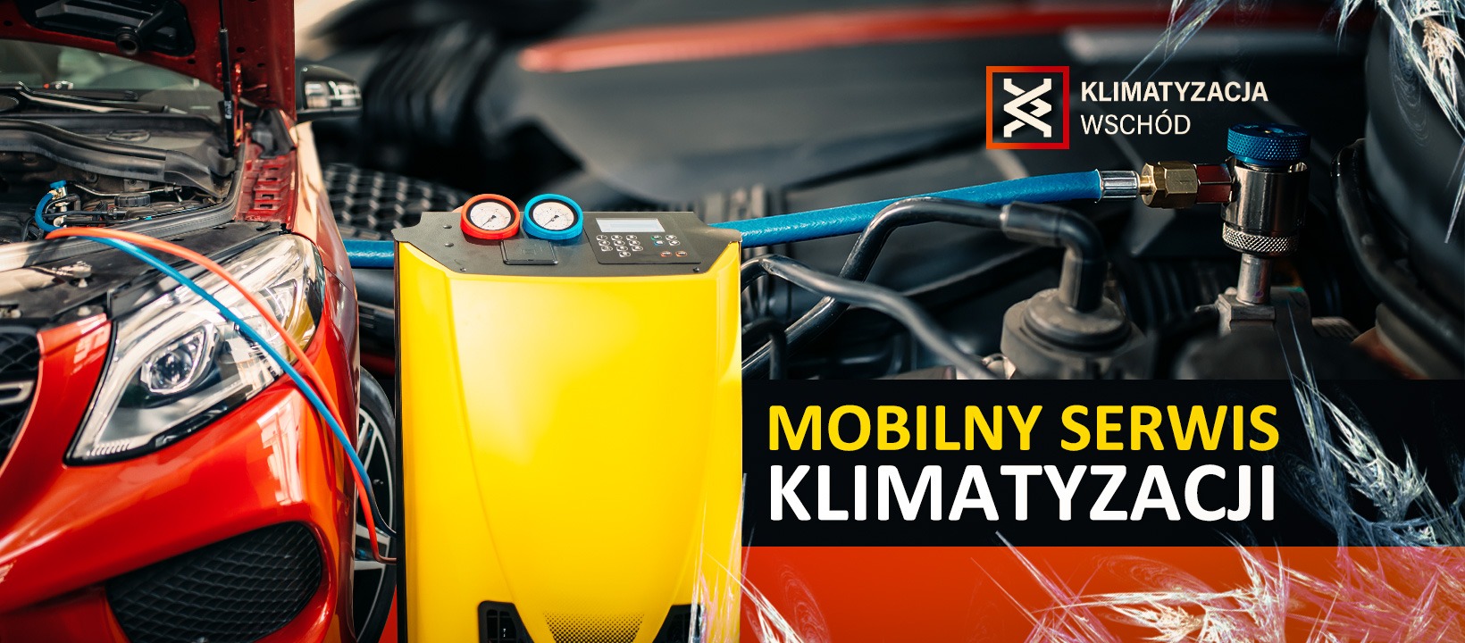 Podłączona maszyna do serwisu klimatyzacji samochodowej z widocznym otwartym przednim panelem czerwonego samochodu.