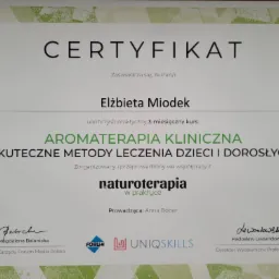 Certyfikat ukończenia 3-miesięcznego kursu aromaterapii klinicznej, skutecznych metod leczenia dzieci i dorosłych, zorganizowanego we współpracy z Naturoterapią w praktyce, podpisany przez...