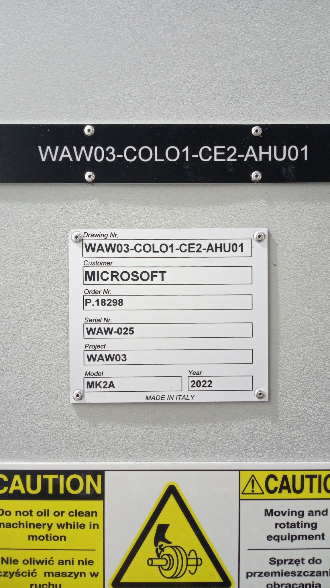 Tabliczka znamionowa urządzenia WAW03-COLO1-CE2-AHU01 z danymi technicznymi, w tym informacją o kliencie Microsoft, numerze seryjnym WAW-025, modelu MK2A i roku produkcji 2022, umieszczona...