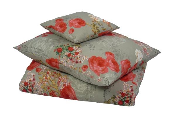 Stos trzech poduszek i poszewki z motywem czerwonych róż na szarym tle z elementami vintage, ułożonych jedna na drugiej, prezentacja produktu.