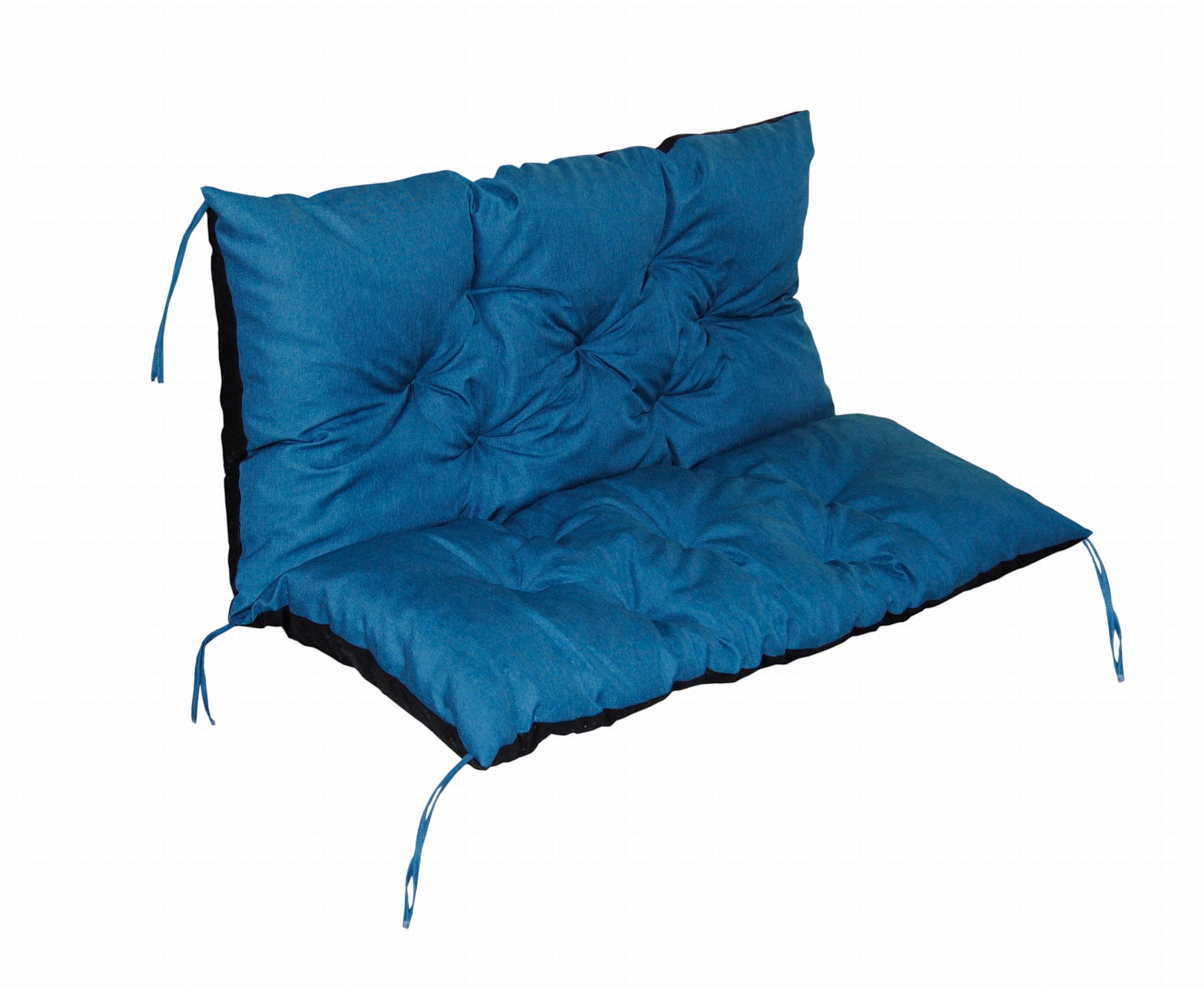 Niebieska poduszka na krzesło ogrodowe z wiązaniami, pikowana, z czarnym obramowaniem, na białym tle.