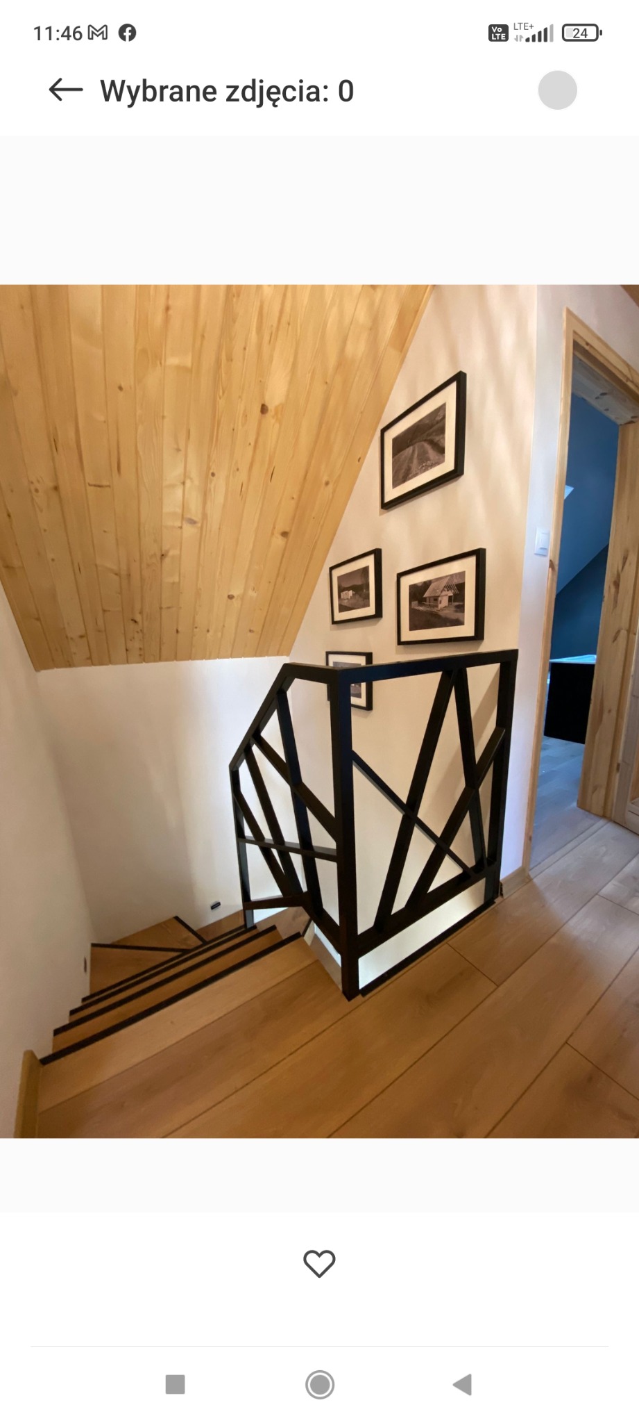 Schody drewniane z czarnymi akcentami na stopniach, zabezpieczone czarną, geometryczną konstrukcją barierki. Na ścianie wiszą cztery czarno-białe zdjęcia w ramkach. Sufit wykończony drewnianą...