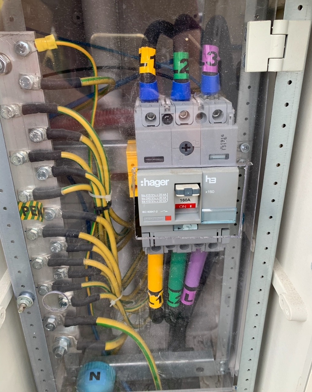 Szczegółowe ujęcie rozdzielnicy elektrycznej Hager z oznaczonymi przewodami (N, PEN, 1, 2, 3) i wyłącznikiem 160A, zamkniętej w skrzynce.