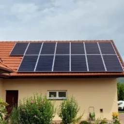 Montaż paneli na dachu