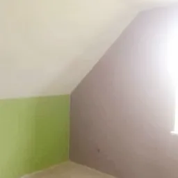 Pokój na poddaszu po malowaniu ścian na trzy kolory: biały sufit, oliwkowa dolna część ściany, fioletowa skośna ściana przy oknie.