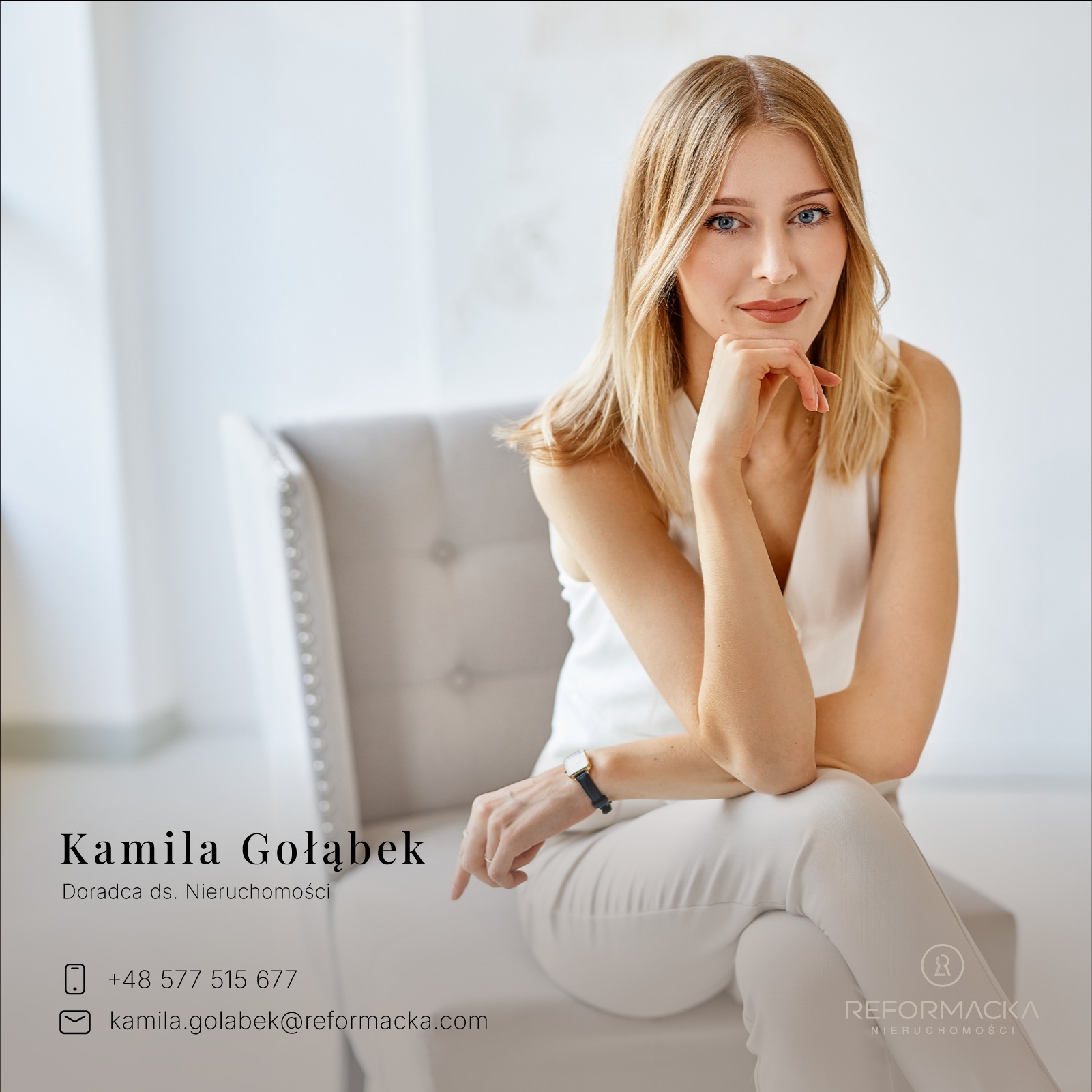 Portret kobiety, doradcy ds. nieruchomości Kamili Gołąbek, siedzącej na jasnoszarym fotelu, z logo firmy Reformacka Nieruchomości w prawym dolnym rogu.