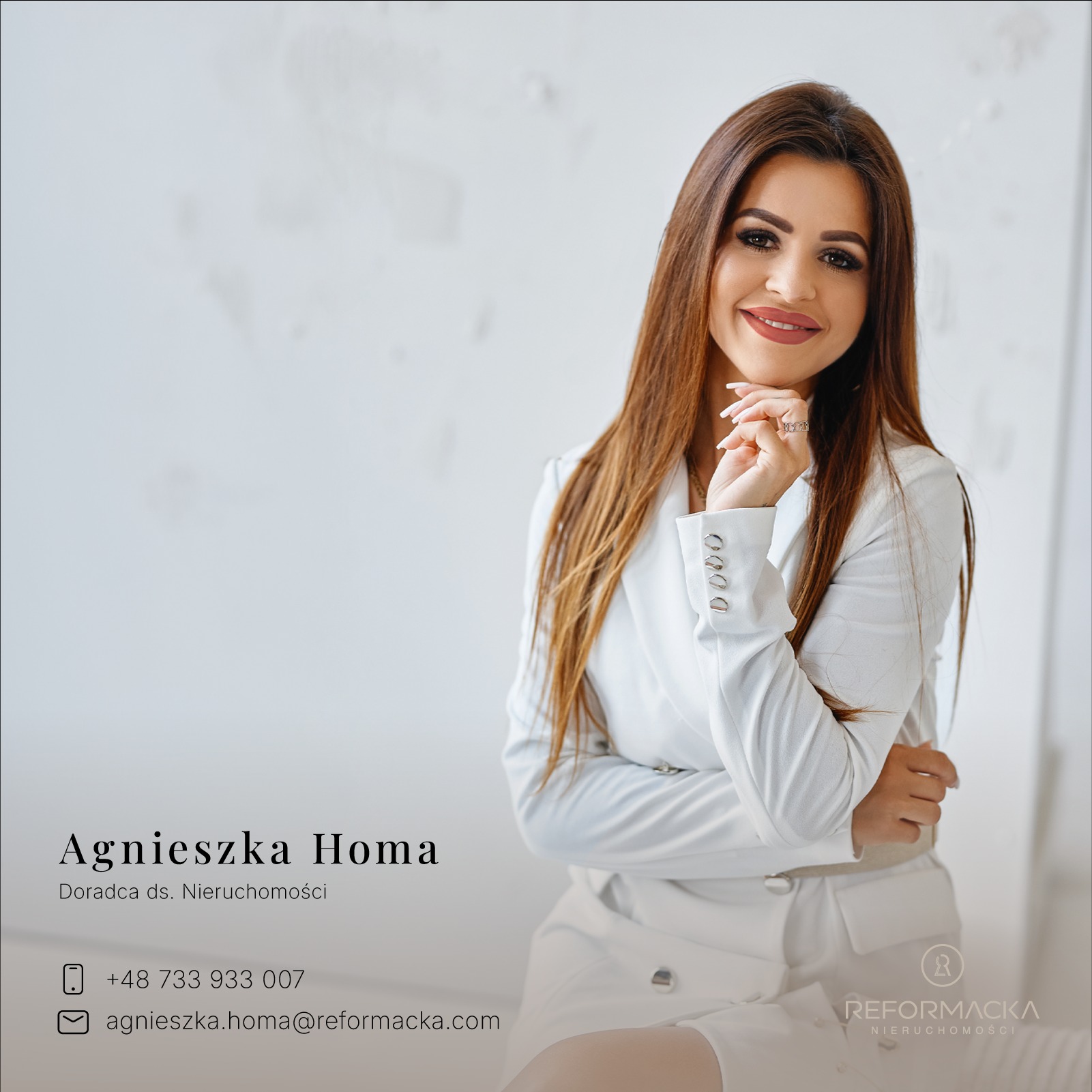 Portret uśmiechniętej doradczyni ds. nieruchomości Agnieszki Homa z Rzeszowa, w białym garniturze na jasnym tle, z widocznymi danymi kontaktowymi.