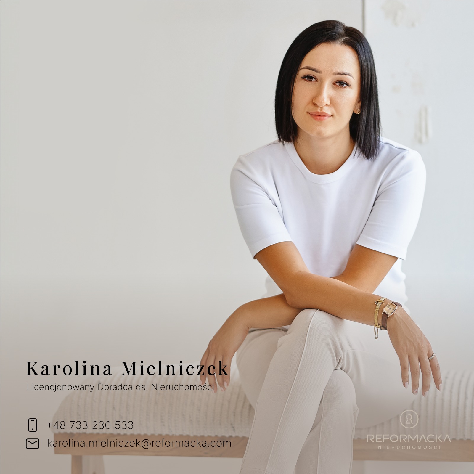 Portret kobiety, licencjonowanego doradcy ds. nieruchomości, w jasnym wnętrzu, z widocznym logo firmy Reformacka Nieruchomości