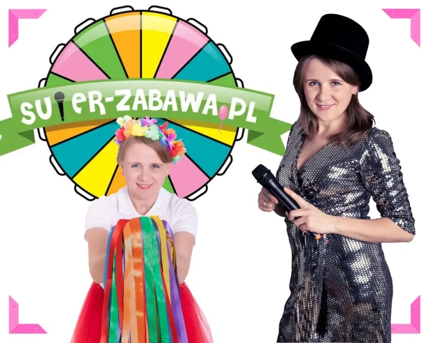 Dwie kobiety: jedna w kolorowym stroju z tęczowymi wstążkami i wiankiem, druga w cekinowej sukience i cylindrze, trzyma mikrofon na białym tle z logo 'super-zabawa.pl'.