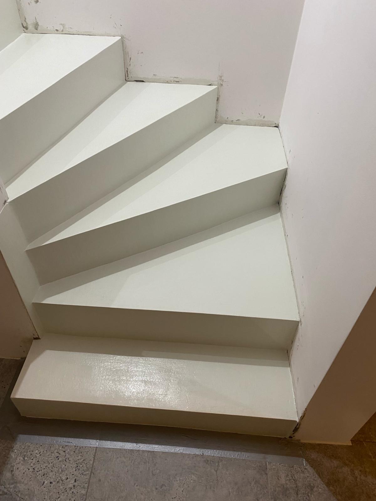 Schody wykonane w mikrocemencie kolor RAL 9003 i pokryte matowym lakierem