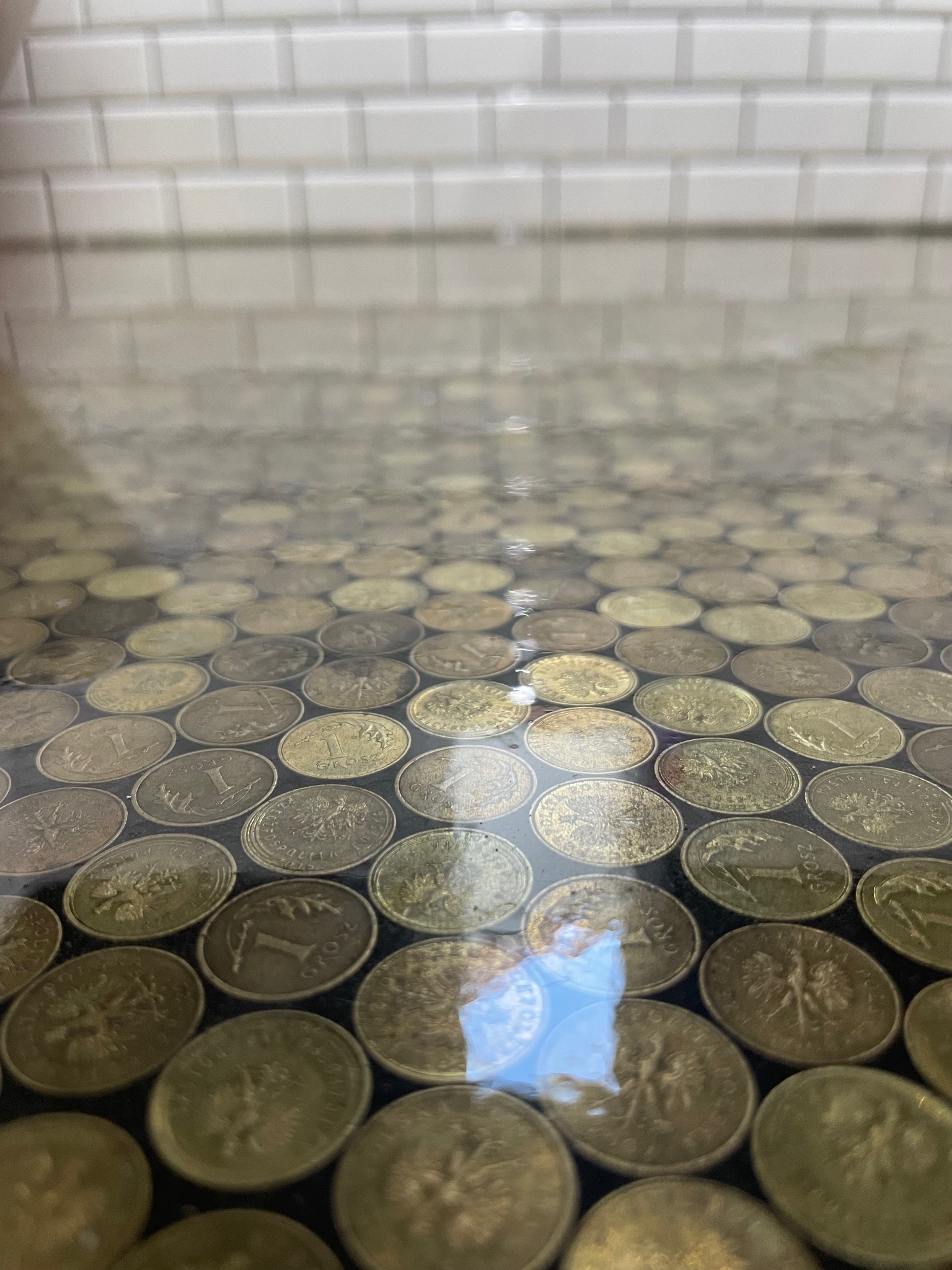 Monety zabezpieczone transparentną żywicą poliasparginową