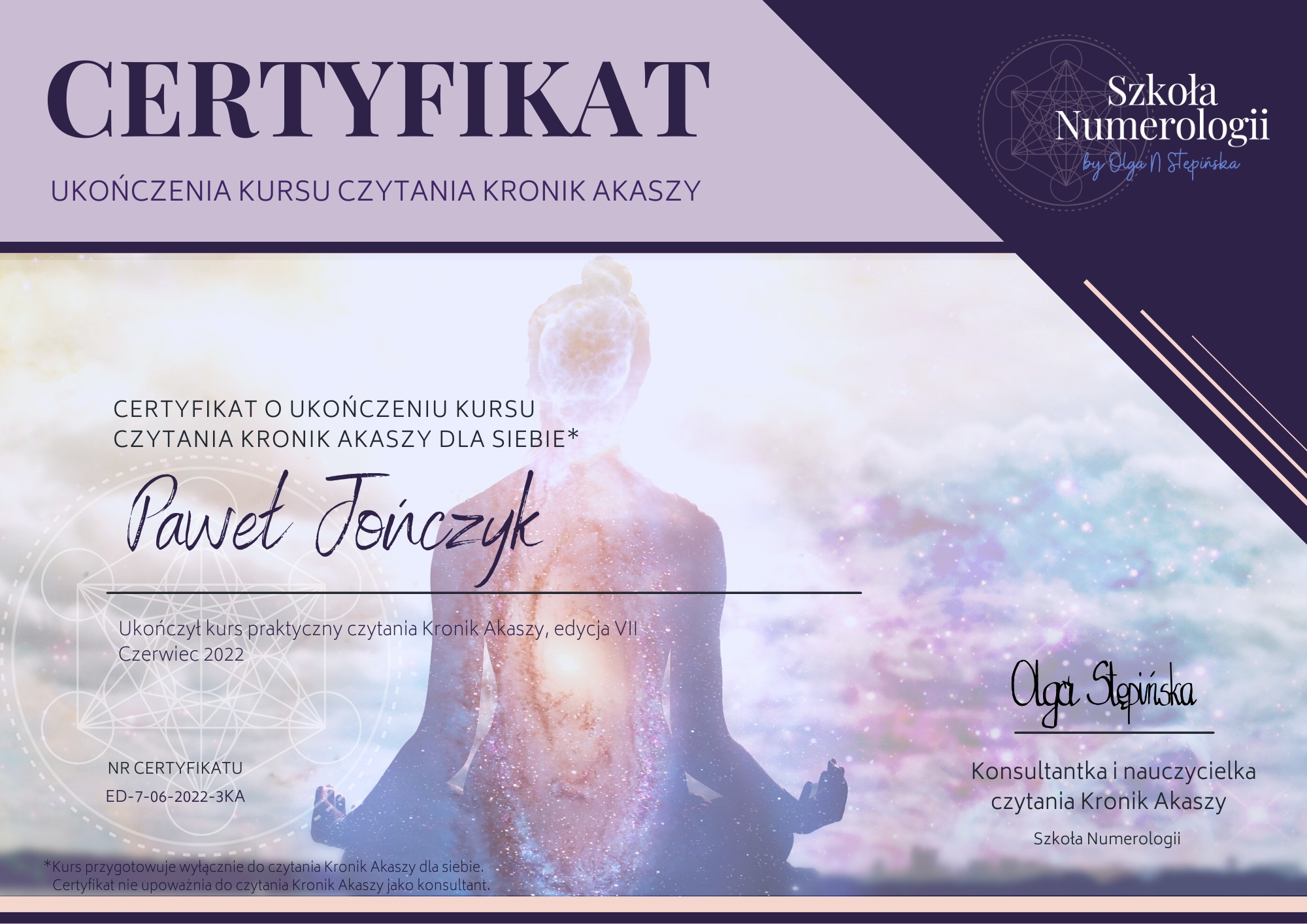 Certyfikat ukończenia kursu czytania Kronik Akaszy, wydany przez Szkołę Numerologii Olgi Stepińskiej dla Pawła Jończyka, edycja VII, Czerwiec 2022. Zawiera sylwetkę osoby w pozycji medytacyjnej...